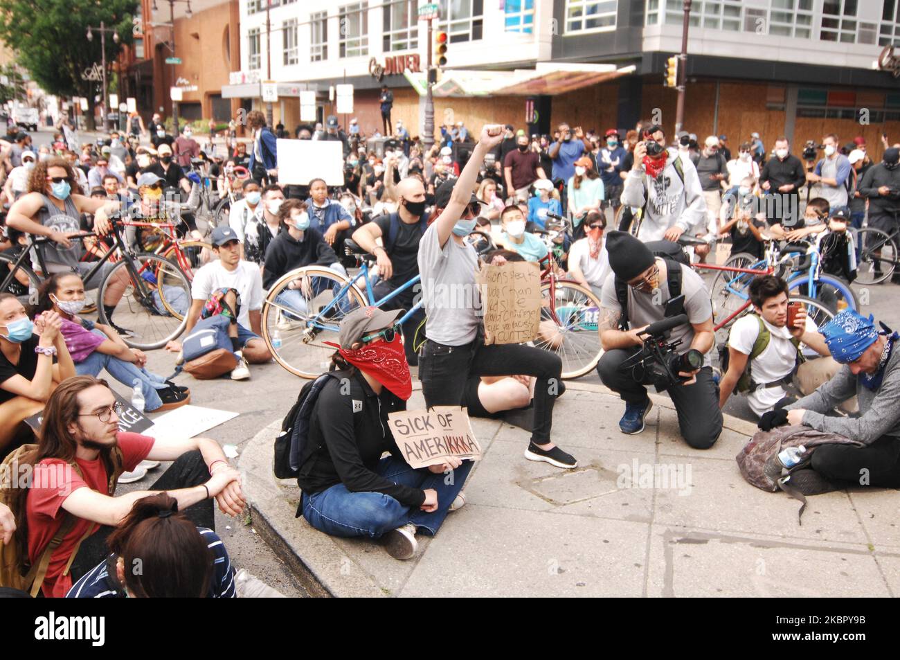 Des milliers de manifestants remplissent les rues du centre-ville de Philadelphie pour la quatrième journée consécutive de manifestations pour demander justice à George Floyd et à d'autres victimes de violence policière systémique à Philadelphie, en Pennsylvanie, sur 2 juin 2020. (Photo par Cory Clark/NurPhoto) Banque D'Images