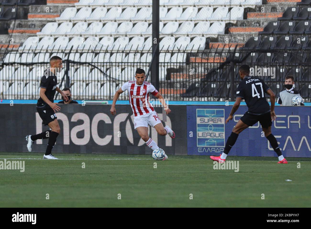 Omar Elabdellaoui #14 capitaine de l'Olympiacos Piraeus FC comme vu en action pendant la PAOK v Olympiacos 0-1 pour le jeu de séries de la Super League en Grèce après un gel du coronavirus de trois mois long sur le championnat grec de 7 juin 2020 à Thessalonique, Grèce. Le stade Toumba, domicile de PAOK, était vide, sans ventilateurs comme mesure de protection contre la propagation de la pandémie du coronavirus COVID-19 et toutes les personnes à l'intérieur ont été examinées et ont été fournies avec des masques et des gants. (Photo de Nicolas Economou/NurPhoto) Banque D'Images