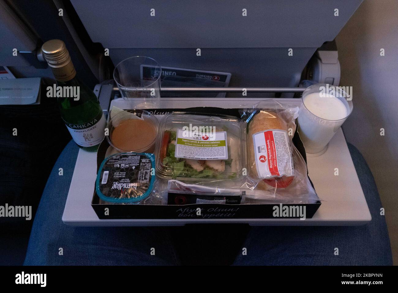 Repas à bord avec salade et sandwich de classe économique servi avec du lait, de l'eau, de l'ayran et un dessert. Vol avec Turkish Airlines pendant la période de pandémie du coronavirus COVID-19. Moins de passagers sont à bord dans un avion presque vide pour voler, tandis que les membres de l'équipage de cabine et les agents de bord portent des masques protecteurs. Le vol international TK 1843, du nouvel aéroport d'Istanbul en Turquie à la capitale Athènes en Grèce, est exploité par un nouvel avion moderne, sophistiqué et avancé, un Airbus A321neo avec enregistrement TC-LSN. (Photo de Nicolas Economou/NurPhoto) Banque D'Images
