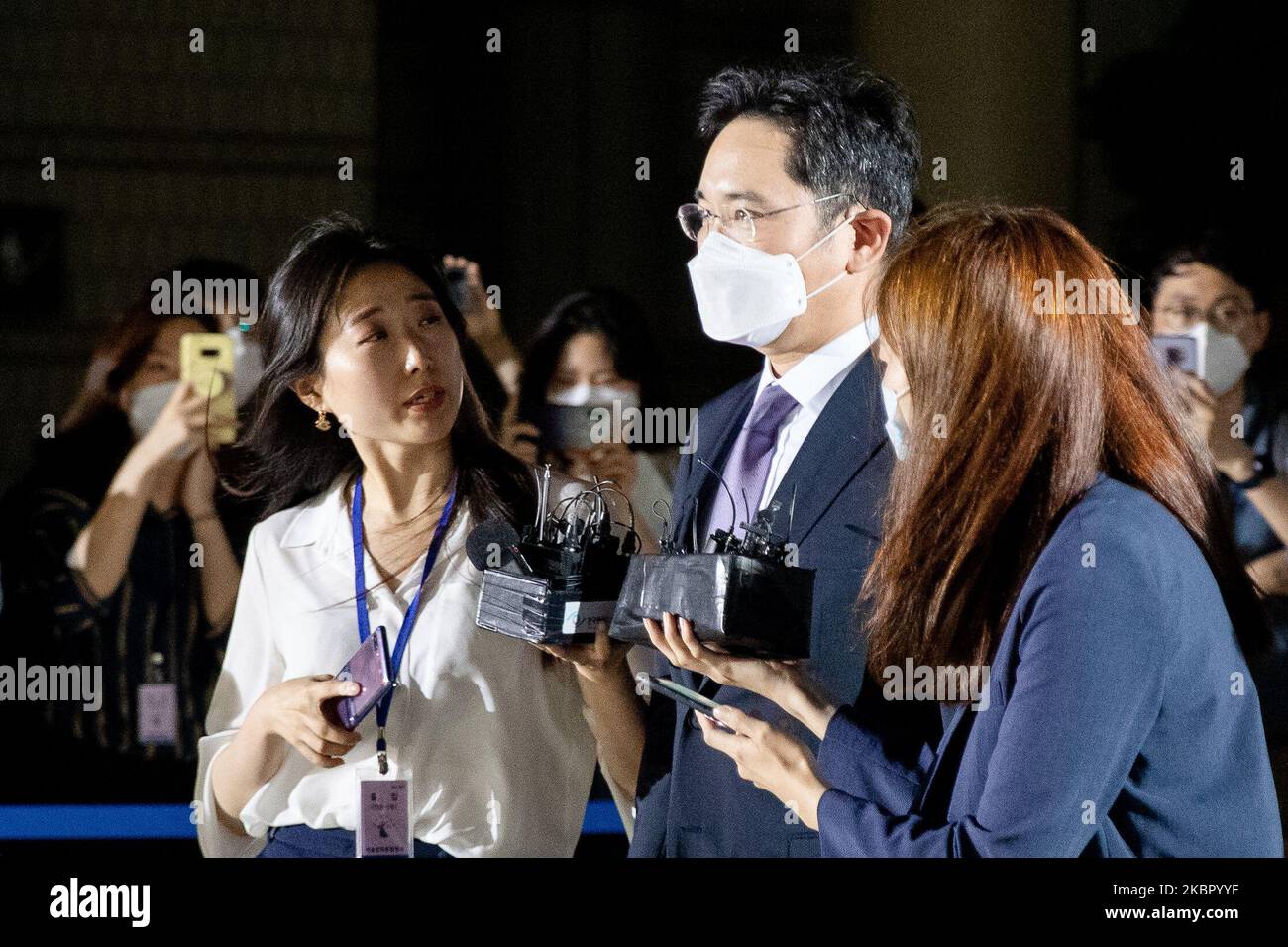 Lee Jae-Yong, co-vice-président de Samsung Electronics, centre, porte un masque protecteur car il est entouré de membres des médias tout en partant au tribunal central de Séoul, en Corée du Sud, lundi, 8 juin 2020. Selon les médias, Lee Jae-Yong et deux de ses collaborateurs sont soupçonnés d'avoir enfreint la loi sur le marché des capitaux et la loi sur l'audit externe des sociétés d'actions lors de la fusion de SAMSUNG C&T et CHEIL INDUSTRIES Inc en 2015. (Photo de Chris Jung/NurPhoto) Banque D'Images