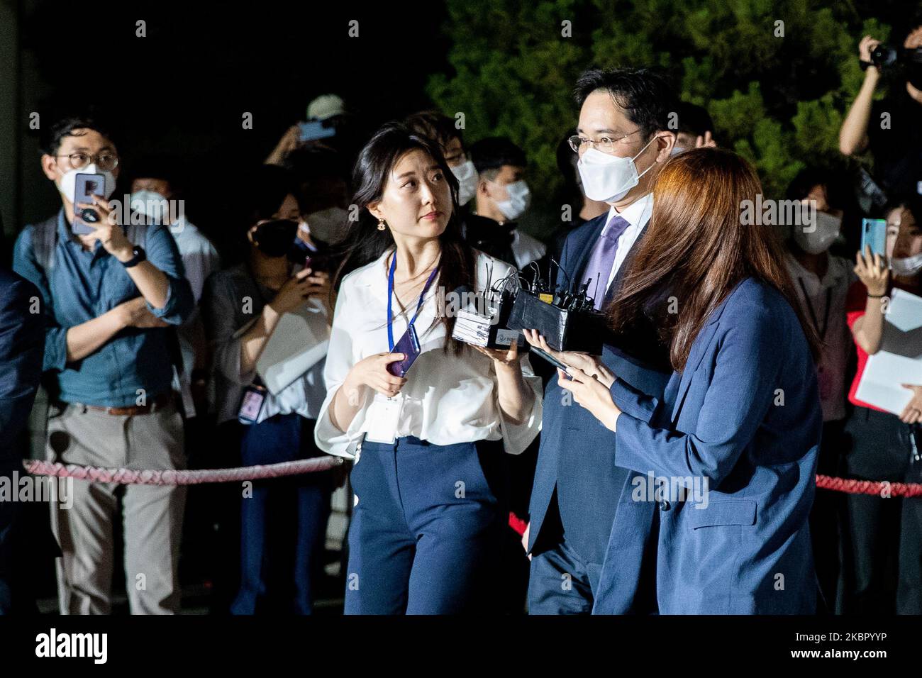 Lee Jae-Yong, co-vice-président de Samsung Electronics, centre, porte un masque protecteur car il est entouré de membres des médias tout en partant au tribunal central de Séoul, en Corée du Sud, lundi, 8 juin 2020. Selon les médias, Lee Jae-Yong et deux de ses collaborateurs sont soupçonnés d'avoir enfreint la loi sur le marché des capitaux et la loi sur l'audit externe des sociétés d'actions lors de la fusion de SAMSUNG C&T et CHEIL INDUSTRIES Inc en 2015. (Photo de Chris Jung/NurPhoto) Banque D'Images
