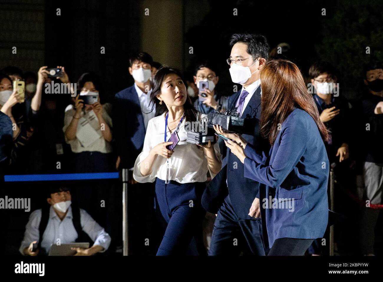 Lee Jae-Yong, co-vice-président de Samsung Electronics, centre, porte un masque protecteur car il est entouré de membres des médias tout en partant au tribunal central de Séoul, en Corée du Sud, lundi, 8 juin 2020. Selon les médias, Lee Jae-Yong et deux de ses collaborateurs sont soupçonnés d'avoir enfreint la loi sur le marché des capitaux et la loi sur l'audit externe des sociétés d'actions lors de la fusion de SAMSUNG C&T et CHEIL INDUSTRIES Inc en 2015. (Photo de Chris Jung/NurPhoto) Banque D'Images