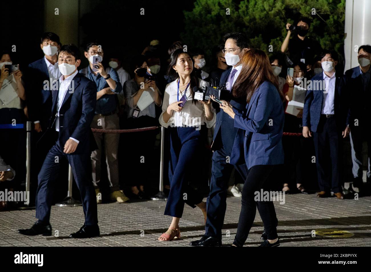 Lee Jae-Yong, co-vice-président de Samsung Electronics, centre, porte un masque protecteur car il est entouré de membres des médias tout en partant au tribunal central de Séoul, en Corée du Sud, lundi, 8 juin 2020. Selon les médias, Lee Jae-Yong et deux de ses collaborateurs sont soupçonnés d'avoir enfreint la loi sur le marché des capitaux et la loi sur l'audit externe des sociétés d'actions lors de la fusion de SAMSUNG C&T et CHEIL INDUSTRIES Inc en 2015. (Photo de Chris Jung/NurPhoto) Banque D'Images