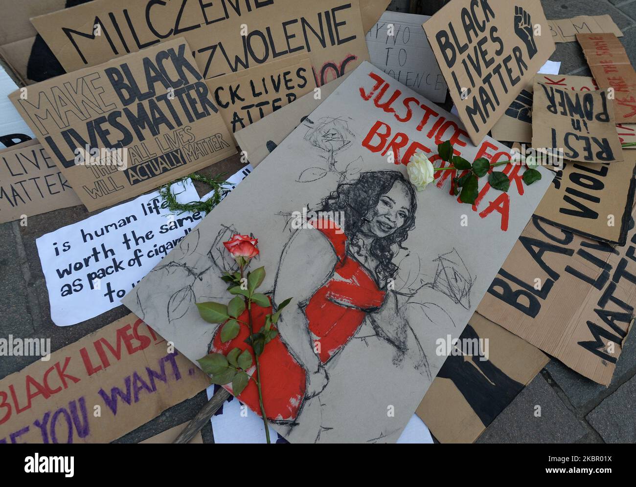 Plus de messages, de fleurs et de bougies allumées vus devant le Consulat des États-Unis à Cracovie, après une manifestation contre le racisme, dimanche, 7 juin. À 25 mai, à Minneapolis, l'homme noir George Floyd, âgé de 46 ans, a été étranglé par un policier. Il était seulement soupçonné d'utiliser un faux chèque. De nombreux résidents et étrangers se sont retrouvés ce soir devant le Consulat des États-Unis pour exprimer leur solidarité avec la famille de Floyd, ses proches et avec des centaines de milliers d'Américains qui sont sortis dans les rues de leur ville depuis plusieurs jours, pour réclamer justice. Sur 8 juin 2020, à Cracovie, en Pologne. (Photo b Banque D'Images