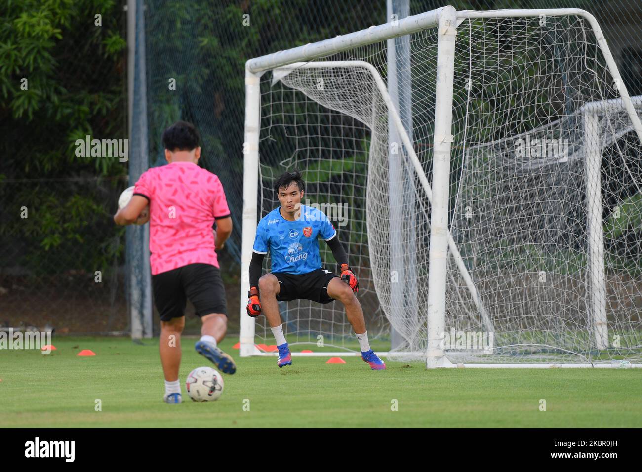 Chinnapong Raksri, gardien de but de la police Tero FC en session de formation sur le terrain de formation de la police Tero FC à 9 juin 2020 à Bangkok, en Thaïlande. Suite à l'approbation de l'Association de football de Thaïlande et du Gouvernement thaïlandais, la ligue de football thaïlandaise commencera à retourner le match sur 12 septembre 2020 et se terminera sur 15 mai 2021, conformément aux mesures de sécurité sanitaire. (Photo de Vachira Vachira/NurPhoto) Banque D'Images