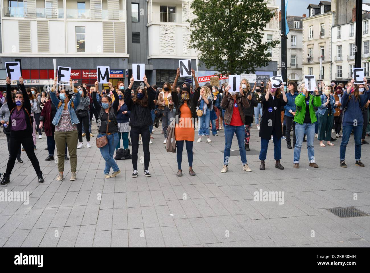 Personnes des collectifs féministes, assemblées et associations, signataires de l'appel ''face à la crise sanitaire, économique et sociale, un plan d'urgence féministe! ''a organisé une manifestation à Nantes, en France, le 8 juin 2020. Les manifestants ont exigé que les emplois essentiels, très souvent féminins, soient reconnus pour leur véritable utilité, socialement réexaminés et mieux payés. Les manifestants demandaient ''des salaires plus élevés et un salaire égal pour les femmes et les hommes'' et ''la fin des politiques de mise à la casse des services publics et du code du travail''. (Photo par Estelle Ruiz/NurPhoto) Banque D'Images