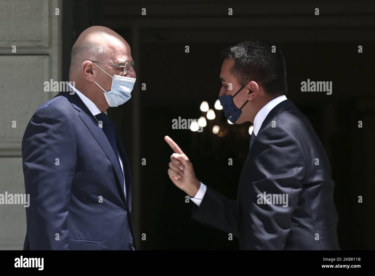 Le ministre grec des Affaires étrangères Nikos Dendias (L) souhaite la bienvenue à son homologue italien Luigi Di Maio au ministère des Affaires étrangères d'Athènes, à propos de 9 juin 2020. (Photo de Panayotis Tzamaros/NurPhoto) Banque D'Images