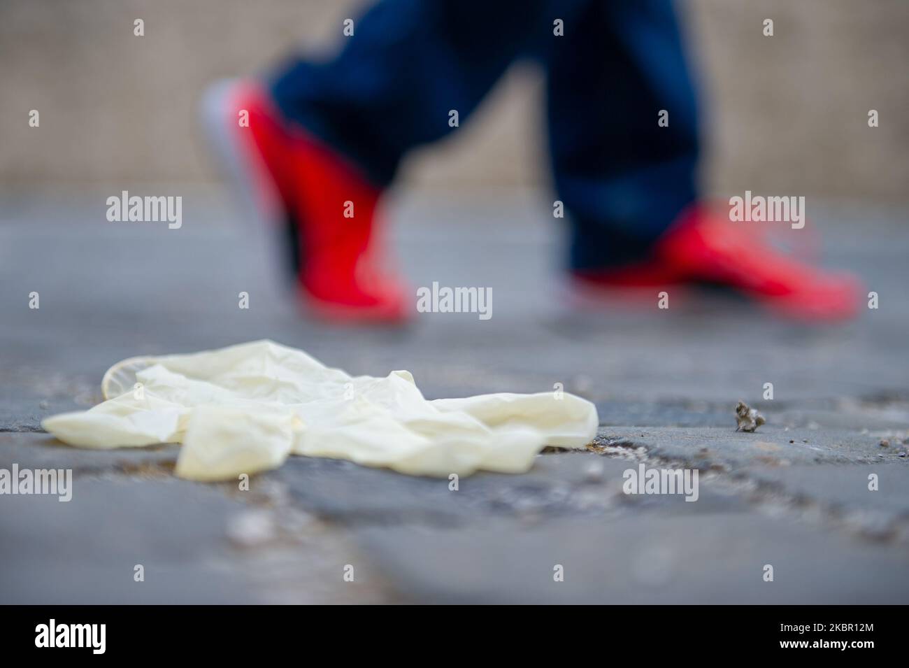 Les gens laiterent covid19 masques et gants en latex dans la rue et les parcs de l'Aquila (Italie) sur 9 juin 2020. (Photo par Lorenzo Di Cola/NurPhoto) Banque D'Images