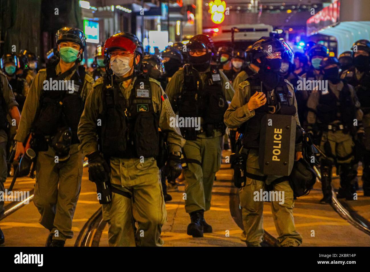 La police sur la route des Voeux tente de disperser les foules lors des manifestations de rue du soir qui ont marqué un an depuis le début des manifestations à Hong Kong, dans le centre, à Hong Kong, au 9 juin 2020. (Photo de Tommy Walker/NurPhoto) Banque D'Images