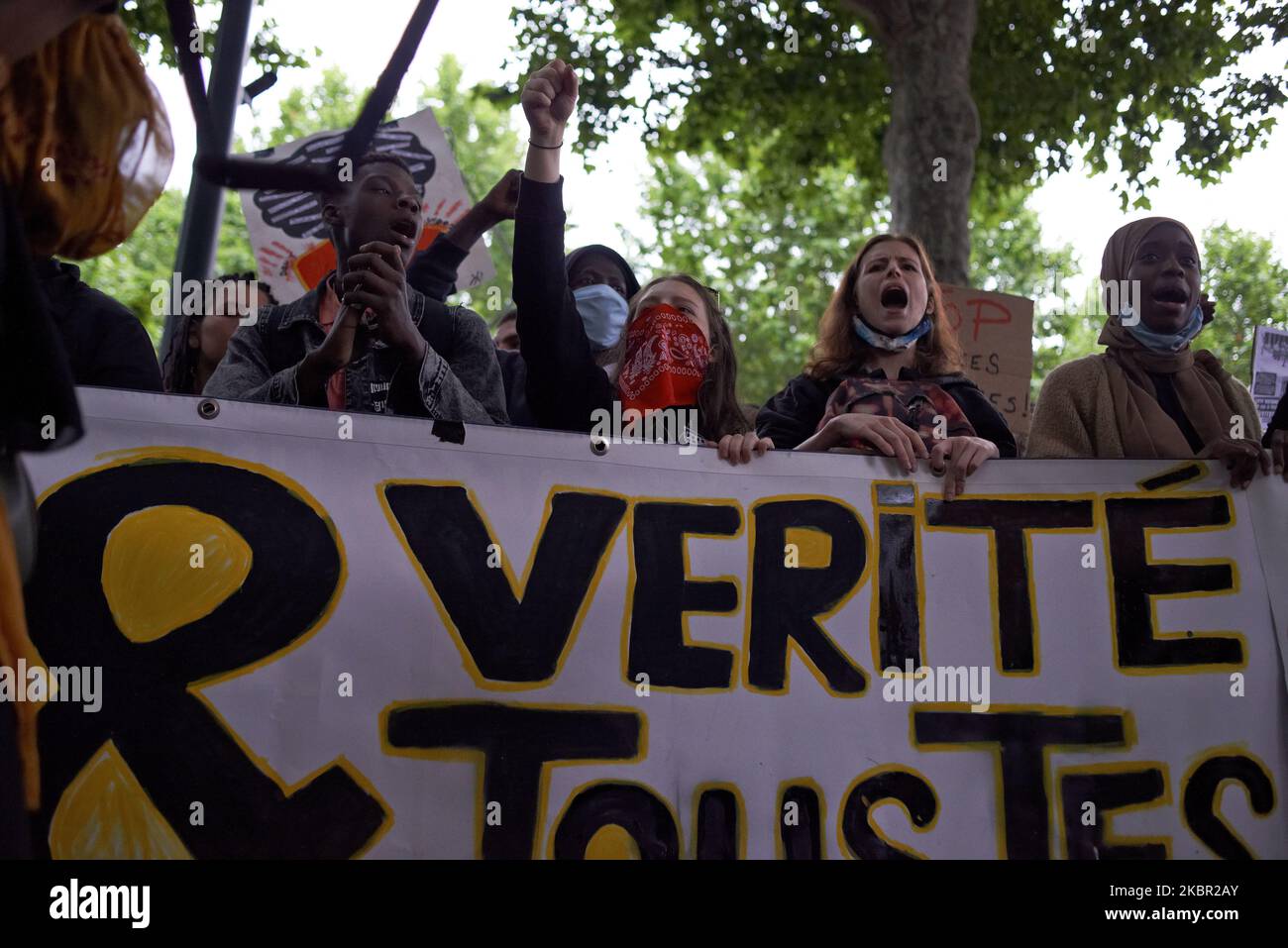 Plusieurs organisations et collectifs ont appelé à un rassemblement pour rendre hommage à Georges Floyd tué par la police à Minneapolis (Etats-Unis) et à Adama Traoré tué par la police française il y a quatre ans et pour protester contre les brutalités policières. Ils ont été tués par étouffement. Plusieurs milliers de personnes se sont rassemblées à Toulouse sous les mottos 'Black Lives Matter', 'Je ne peux pas respirer' et 'No Justice, No Peace. Toulouse. France. 10 juin 2020. (Photo d'Alain Pitton/NurPhoto) Banque D'Images