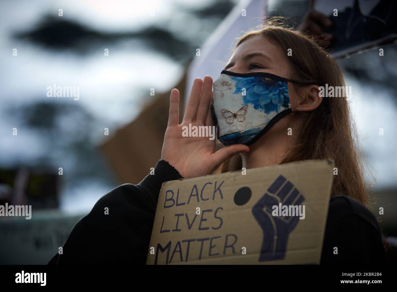 Plusieurs organisations et collectifs ont appelé à un rassemblement pour rendre hommage à Georges Floyd tué par la police à Minneapolis (Etats-Unis) et à Adama Traoré tué par la police française il y a quatre ans et pour protester contre les brutalités policières. Ils ont été tués par étouffement. Plusieurs milliers de personnes se sont rassemblées à Toulouse sous les mottos 'Black Lives Matter', 'Je ne peux pas respirer' et 'No Justice, No Peace. Toulouse. France. 10 juin 2020. (Photo d'Alain Pitton/NurPhoto) Banque D'Images