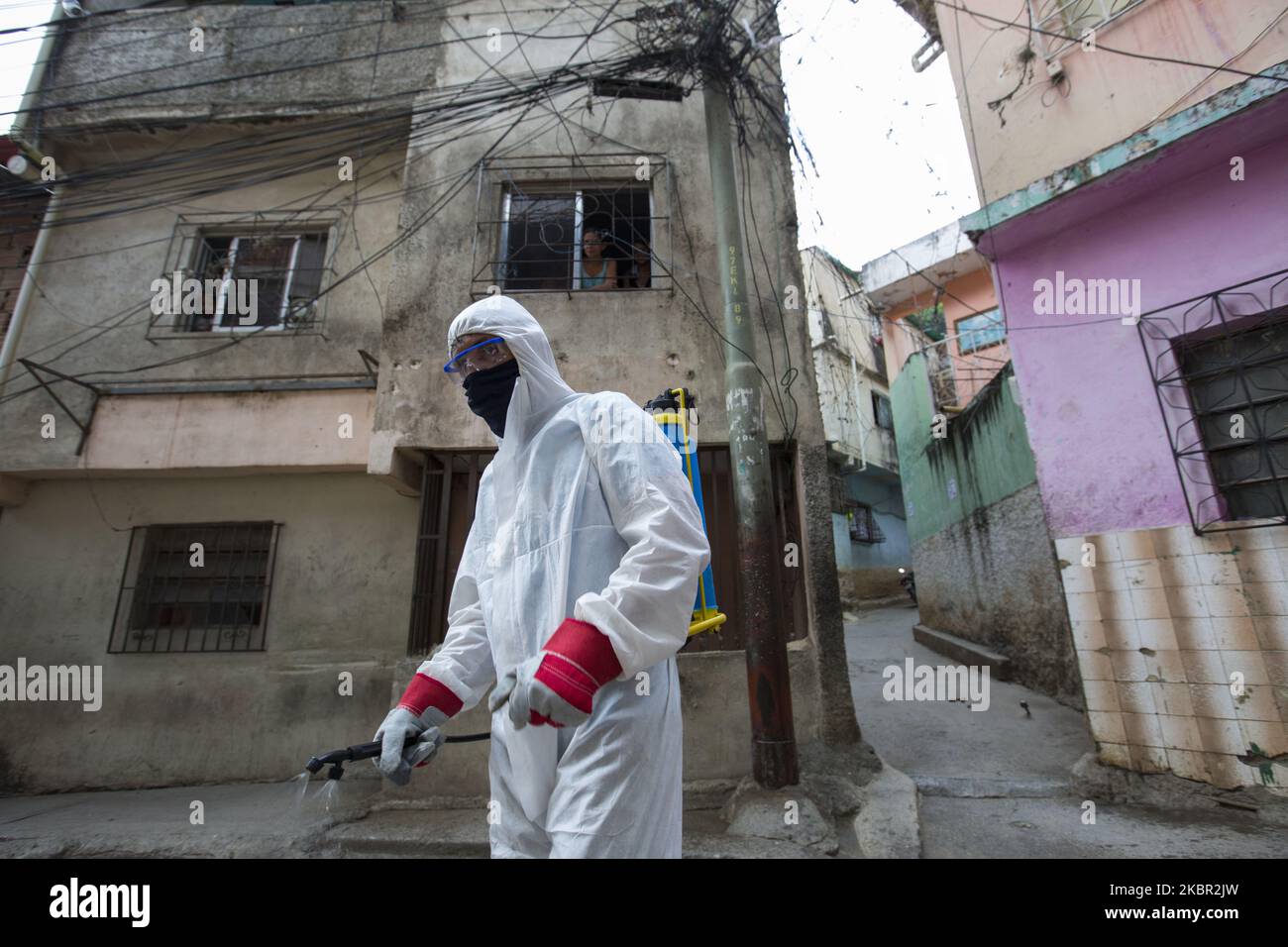 Des fonctionnaires du bureau du maire de Caracas effectuent le nettoyage de désinfection après que 5 cas positifs de coronavirus ont été confirmés dans le quartier El Milago de la paroisse de la Vega dans la ville de Caracas, Venezuela, sur 22 mai 2020. (Photo par Luis Morillo/NurPhoto) Banque D'Images