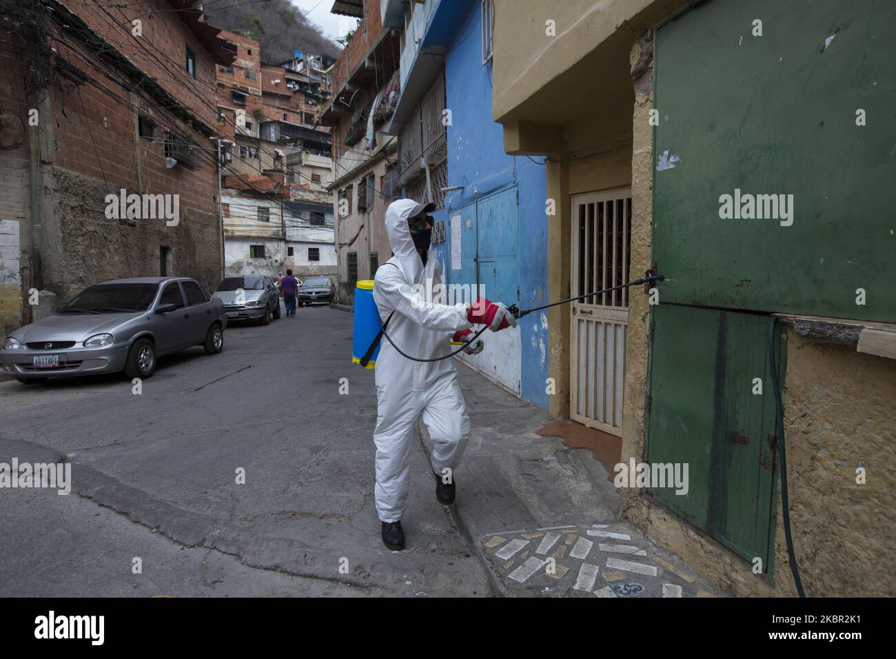 Des fonctionnaires du bureau du maire de Caracas effectuent le nettoyage de désinfection après que 5 cas positifs de coronavirus ont été confirmés dans le quartier El Milago de la paroisse de la Vega dans la ville de Caracas, Venezuela, sur 22 mai 2020. (Photo par Luis Morillo/NurPhoto) Banque D'Images