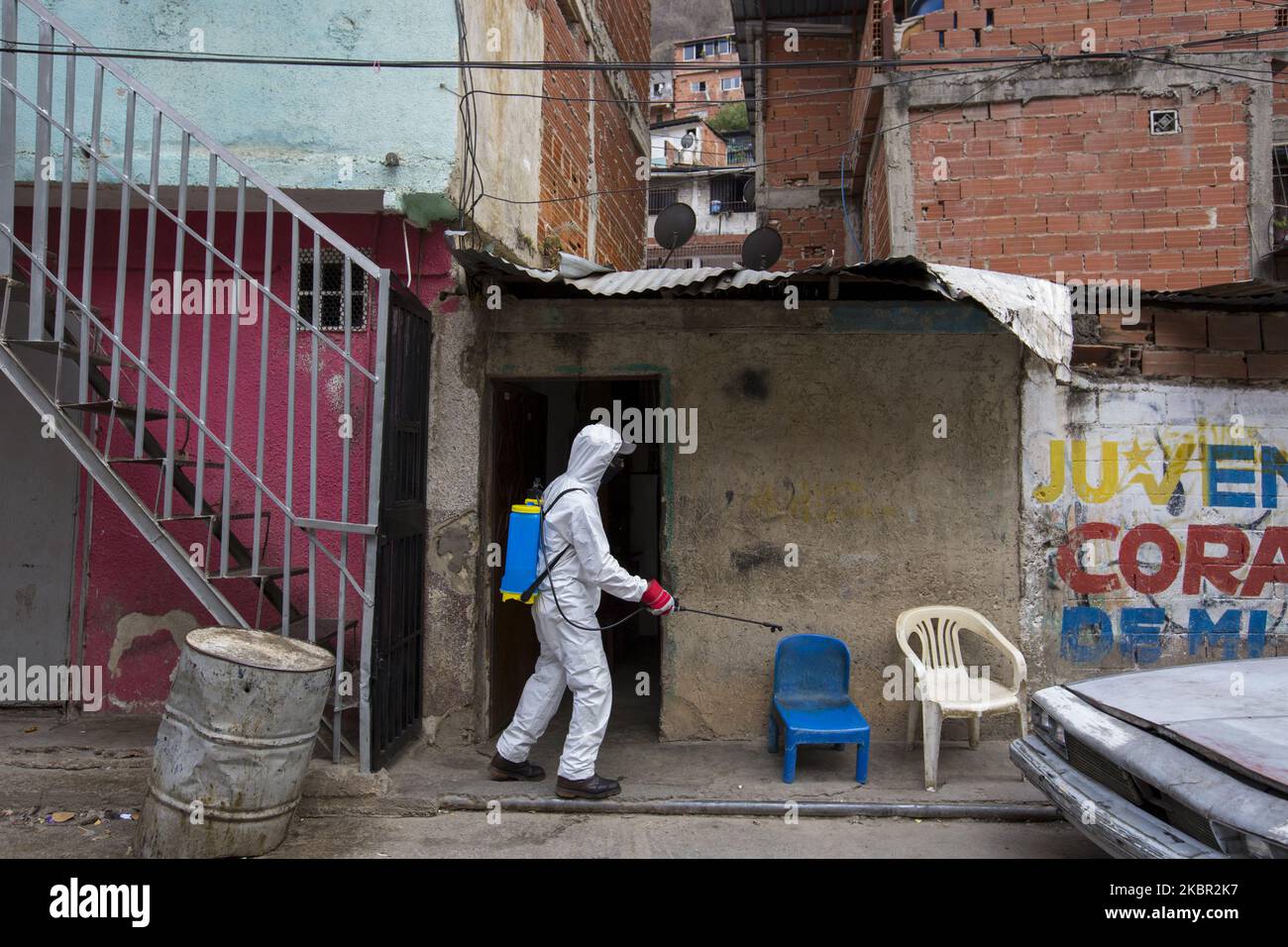 Des fonctionnaires du bureau du maire de Caracas effectuent le nettoyage de désinfection après que 5 cas positifs de coronavirus ont été confirmés dans le quartier El Milago de la paroisse de la Vega dans la ville de Caracas, Venezuela, sur 22 mai 2020. (Photo par Luis Morillo/NurPhoto) Banque D'Images