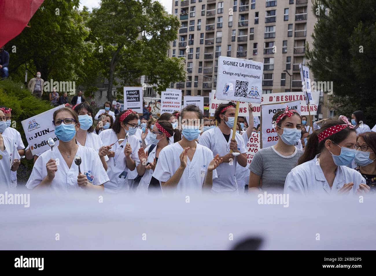 Des membres du personnel infirmier de l'hôpital Robert-Debre et des manifestants vêtus de Rosie le Riveter manifestent contre la politique du gouvernement devant l'hôpital Robert-Debre, à Paris, en France, sur 11 juin 2020. Ils exigent de meilleures conditions de travail, une augmentation du nombre de personnel et un soutien accru pour leur secteur. (Photo par Adnan Farzat/NurPhoto) Banque D'Images