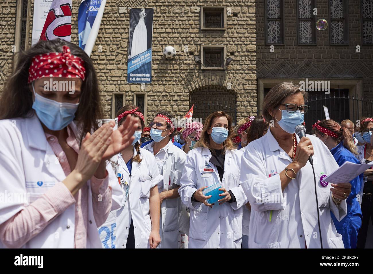 Des membres du personnel infirmier de l'hôpital Robert-Debre et des manifestants vêtus de Rosie le Riveter manifestent contre la politique du gouvernement devant l'hôpital Robert-Debre, à Paris, en France, sur 11 juin 2020. Ils exigent de meilleures conditions de travail, une augmentation du nombre de personnel et un soutien accru pour leur secteur. (Photo par Adnan Farzat/NurPhoto) Banque D'Images