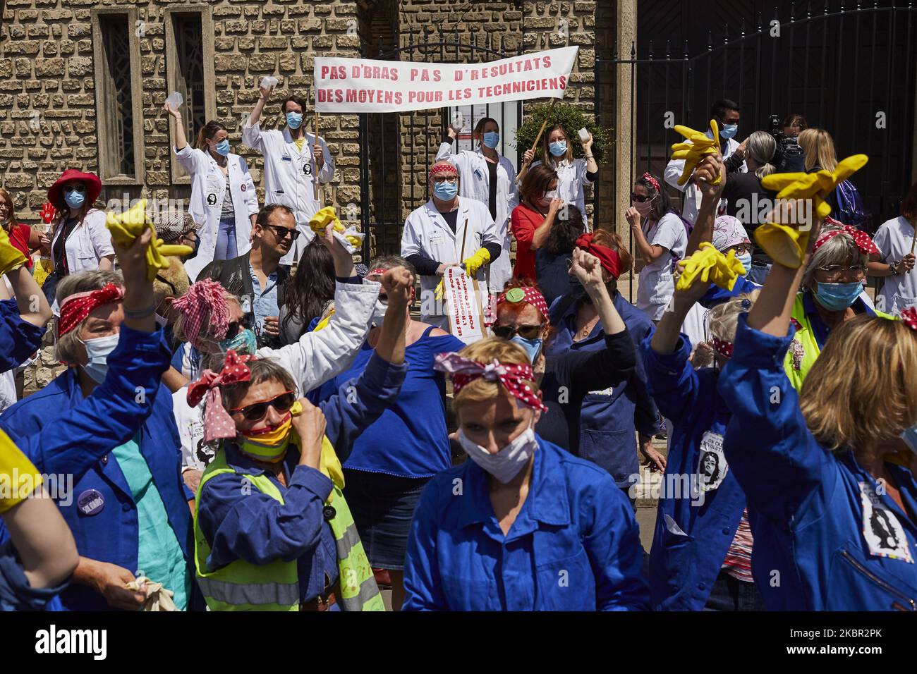 Des membres du personnel infirmier de l'hôpital Robert-Debre et des manifestants vêtus de Rosie le Riveter manifestent contre la politique du gouvernement devant l'hôpital Robert-Debre, à Paris, en France, sur 11 juin 2020. Ils exigent de meilleures conditions de travail, une augmentation du nombre de personnel et un soutien accru pour leur secteur. (Photo par Adnan Farzat/NurPhoto) Banque D'Images
