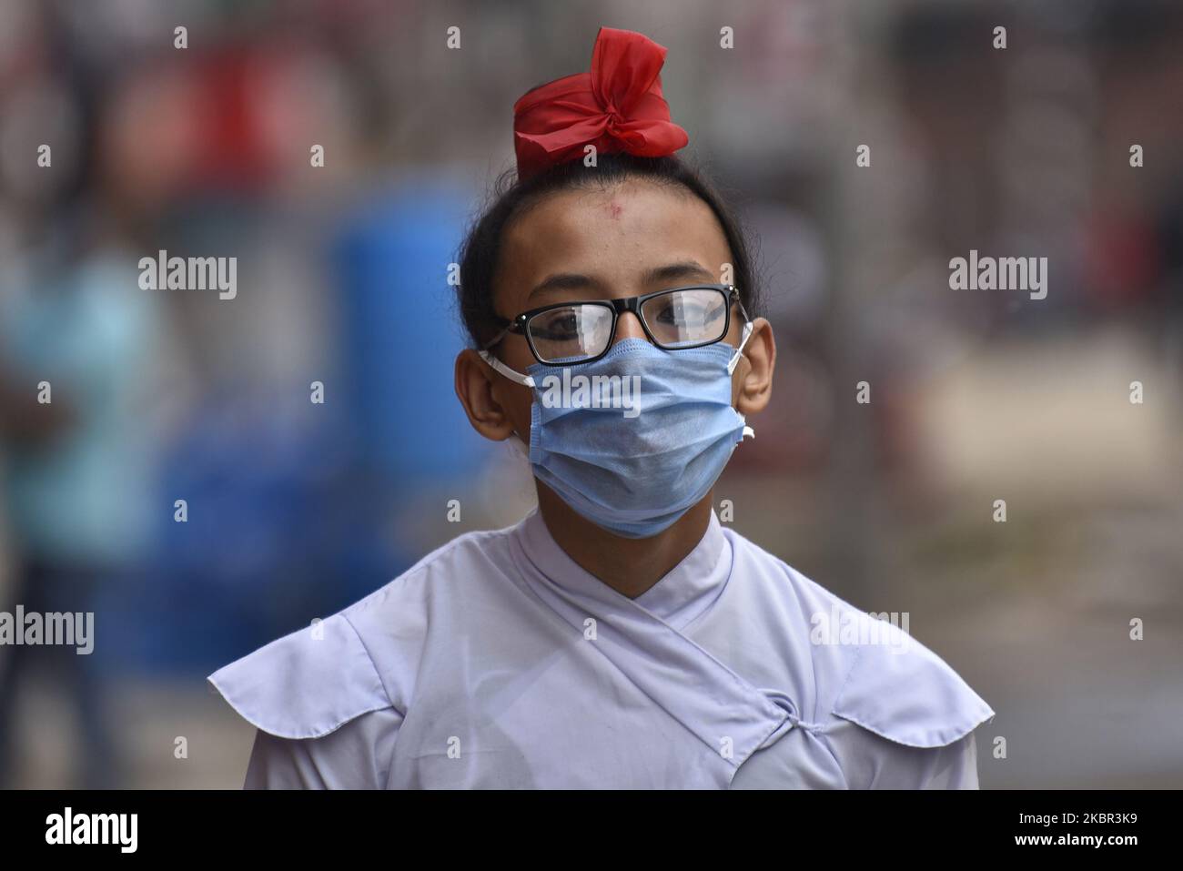 Un Dieu vivant Ganesh chemin vers la classe virtuelle de l'école que le gouvernement du Népal relâcher le verrouillage pendant le verrouillage national en cours comme préoccupations au sujet de la propagation du virus de Corona (COVID-19) à Katmandou, au Népal vendredi, 12 juin 2020. (Photo de Narayan Maharajan/NurPhoto) Banque D'Images