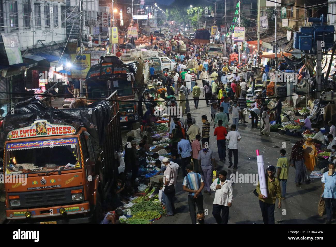 Population Graders un marché de gros pendant la cinquième phase COVID-19 verrouillage national dans la ville de Kolkata sur 13 juin,2020.avec plus de 11 400 caisses fraîches, le nombre de Covid-19 en Inde a augmenté à 308 993 samedi, Alors même que le Premier ministre Narendra Modi se préparait à organiser une autre série de vidéoconférences avec les ministres en chef de tous les États la semaine prochaine. (Photo de Debajyoti Chakraborty/NurPhoto) Banque D'Images