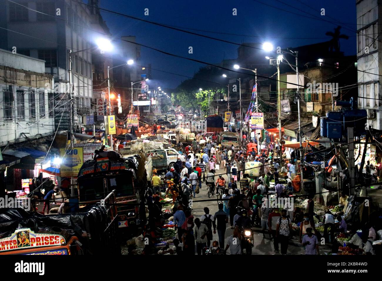 Population Graders un marché de gros pendant la cinquième phase COVID-19 verrouillage national dans la ville de Kolkata sur 13 juin,2020.avec plus de 11 400 caisses fraîches, le nombre de Covid-19 en Inde a augmenté à 308 993 samedi, Alors même que le Premier ministre Narendra Modi se préparait à organiser une autre série de vidéoconférences avec les ministres en chef de tous les États la semaine prochaine. (Photo de Debajyoti Chakraborty/NurPhoto) Banque D'Images