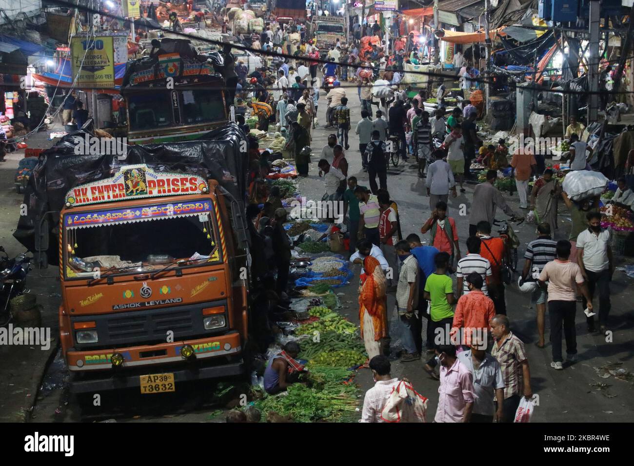 Population Graders un marché de gros pendant la cinquième phase COVID-19 verrouillage national dans la ville de Kolkata sur 13 juin,2020.avec plus de 11 400 caisses fraîches, le nombre de Covid-19 en Inde a augmenté à 308 993 samedi, Alors même que le Premier ministre Narendra Modi se préparait à organiser une autre série de vidéoconférences avec les ministres en chef de tous les États la semaine prochaine. (Photo de Debajyoti Chakraborty/NurPhoto) Banque D'Images