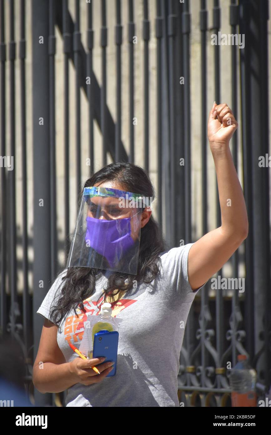 Un manifestant soulève son poing demandant la libération de l'avocate mexicaine du travail Susana Prieto, lors d'une manifestation à l'extérieur du secrétaire du gouvernement sur 13 juin 2020, à Mexico, au Mexique. Plusieurs manifestations ont eu lieu au Mexique, demandant sa libération depuis le dernier 08 juin, lorsqu'elle a été arrêtée pour menaces contre des fonctionnaires de Matamoros, Tamaulipas. Susana a mené des grèves l'année dernière obtenant un salaire plus élevé pour 'maquiladoras'. (Photo de Guillermo Gutiérrez/NurPhoto) Banque D'Images