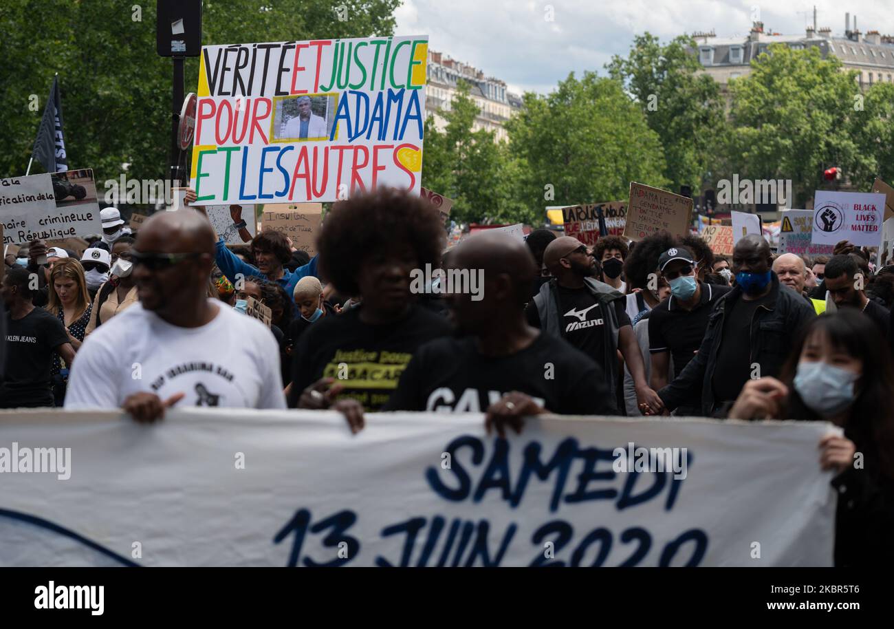 Environ 20,000 personnes ont manifesté à nouveau à Paris, en France, sur 13 juin 2020 à la suite de l'appel national lancé par le collectif ''Verite pour Adama'' contre le racisme et la violence policière. A cette occasion, les manifestants ont saisi l'occasion pour critiquer la position de certains syndicats de police (Alliance, police SGP) Exigeant le maintien de la technique d'arrestation connue sous le nom de « clé de starter » que le ministre de l'intérieur envisageait d'interdire en raison de sa dangerosité et à la suite de la mort de George Floyd aux États-Unis. (Photo par Estelle Ruiz/NurPhoto) Banque D'Images