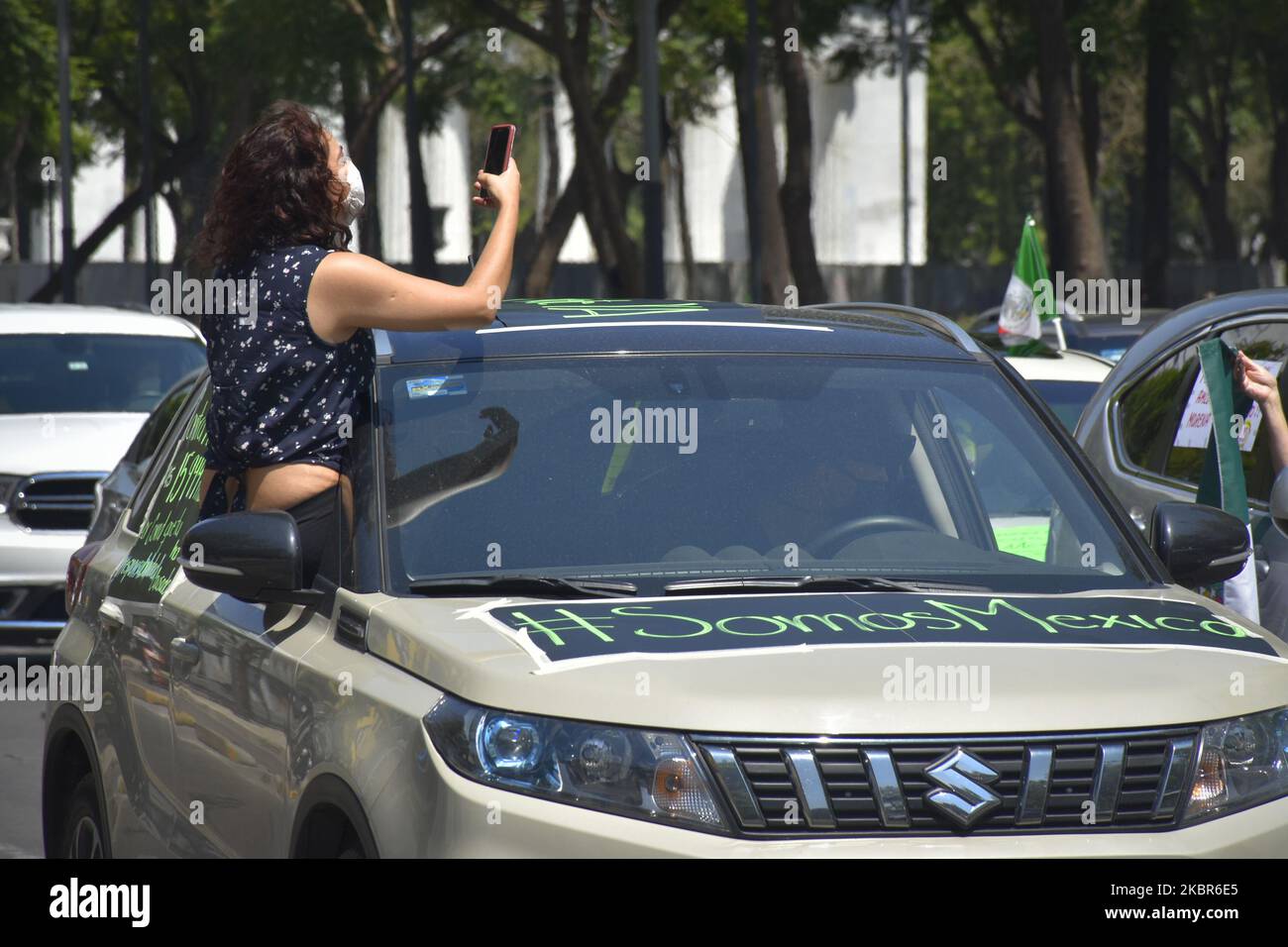 Un manifestant s'assoit à la fenêtre pendant la caravane de protestation contre le gouvernement du président mexicain Andres Manuel López Obrador (AMLO) sur 14 juin 2020 à Mexico, au Mexique. La manifestation a pris part dans plus de 100 villes du pays demandant sa démission. (Photo de Guillermo Gutiérrez/NurPhoto) Banque D'Images