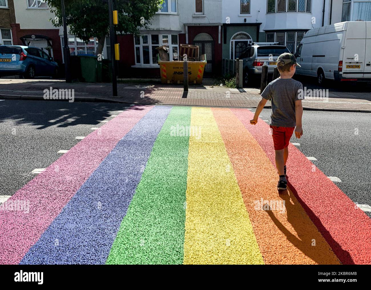 Le fils de photographes traverse la route tandis que le quartier londonien de Greenwich montre son soutien à Pride à Londres en peignant un zébré traversant les couleurs du drapeau arc-en-ciel, à Eltahm, Londres, Royaume-Uni, on 15 juin, 2020. (Photo de Robin Pope/NurPhoto) Banque D'Images
