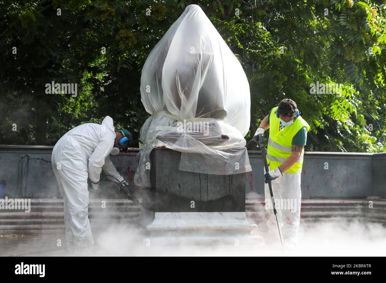 Une vue générale de la statue d'Indro Montanelli pendant le nettoyage après qu'il a été vandalisé avec de la peinture rouge et des graffitis dans les jardins qui lui sont dédiés à Milan, Italie sur 15 juin 2020 à Milan, Italie. Montanelli a affirmé qu'il avait acheté une jeune fille érythréenne de 12 ans comme femme alors qu'il servait dans la seconde guerre italo-éthiopienne en 1936. De nombreuses statues historiques du monde entier font l'objet d'un examen renouvelé à la suite des récentes manifestations contre le racisme. (Photo par Mairo Cinquetti/NurPhoto) Banque D'Images