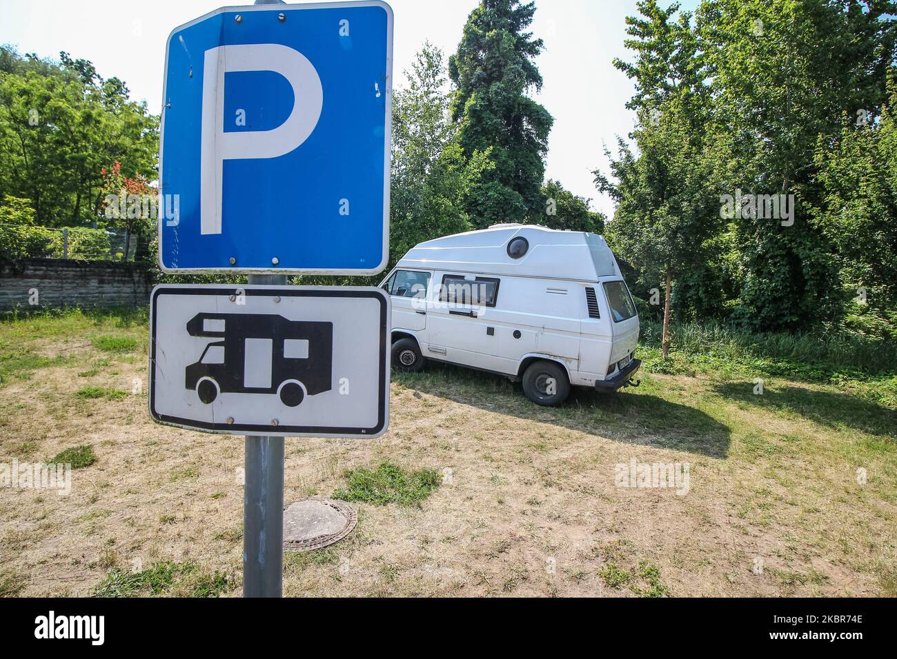 Volkswagen transporter T3 Westfalia garé sur le parking pour campeurs, camping-cars et caravanes est vu à Warnitz, Allemagne le 13 juin 2020 (photo de Michal Fludra/NurPhoto) Banque D'Images