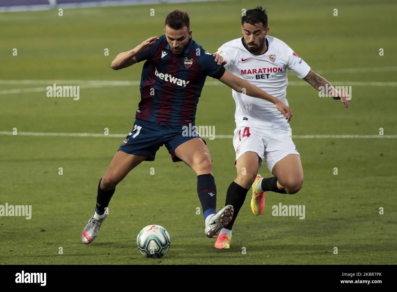 L'avant de Levante Borja Mayoral (L) et Jesus Joaquin Fernandez Saenz de la Torre, Suso de Sevilla FC pendant le match espagnol LaLiga entre Levante ud et Sevilla FC au stade Camilo Cano à la Nucia, Alicante. On 15 juin 2020.(photo de Jose Miguel Fernandez/NurPhoto) Banque D'Images