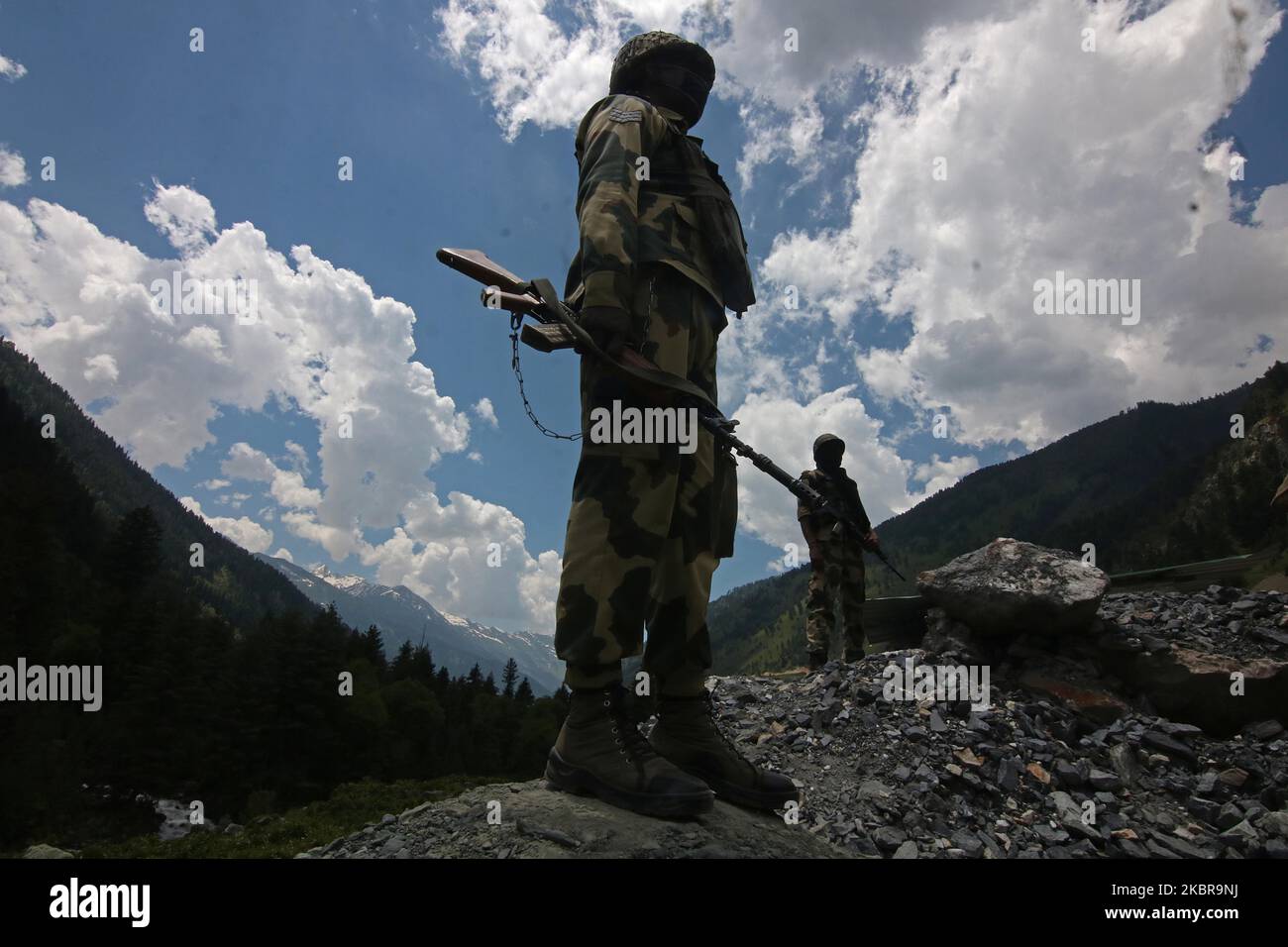 Des soldats de la force de sécurité frontalière indienne qui garde leurs forces de sécurité près d'un bunker militaire le long de la route nationale Srinagar-Leh sur 17 juin 2020.au moins 20 soldats indiens ont été tués lors d'un violent affrontement avec les forces chinoises dans une zone frontalière contestée. (Photo par Faisal Khan/NurPhoto) Banque D'Images