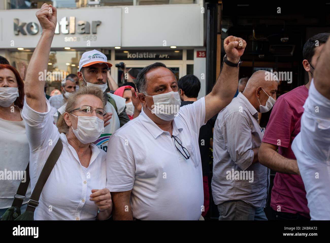 Des partisans du Parti démocratique populaire (HDP) ont organisé une manifestation à la suite du dépôt de deux députés à Istanbul, en Turquie, sur 17 juin 2020. Il y a trois jours, le parti a commencé sa « Marche de la démocratie contre le coup » après les députés Leyla Guven et Musa Farisogullar ? ont été expulsés du bureau. En raison de la marche initiée de Hakkari et Edirne à Ankara, l'entrée et la sortie sont empêchées avec beaucoup, alors que l'action d'aujourd'hui à Istanbul, Kadikoy n'a pas été autorisé, et le district a été bloqué par la police. (Photo par Erhan Demirtas/NurPhoto) Banque D'Images