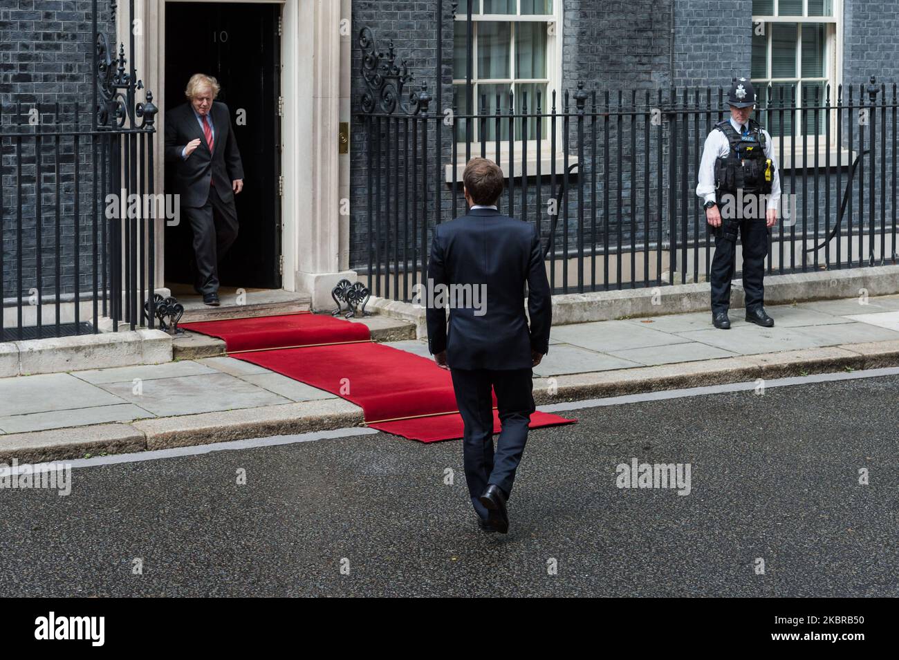 Le Président de la France Emmanuel Macron (R) arrive au 10 Downing Street pour assister à des pourparlers bilatéraux avec le Premier ministre britannique Boris Johnson (L) le 18 juin 2020 à Londres, en Angleterre. La visite du président français marque le 80th anniversaire de l'appel du général Charles de Gaulle au peuple français pour résister à l'occupation allemande de la France pendant la Seconde Guerre mondiale et intervient à un moment crucial dans les négociations sur le Brexit. (Photo de Wiktor Szymanowicz/NurPhoto) Banque D'Images