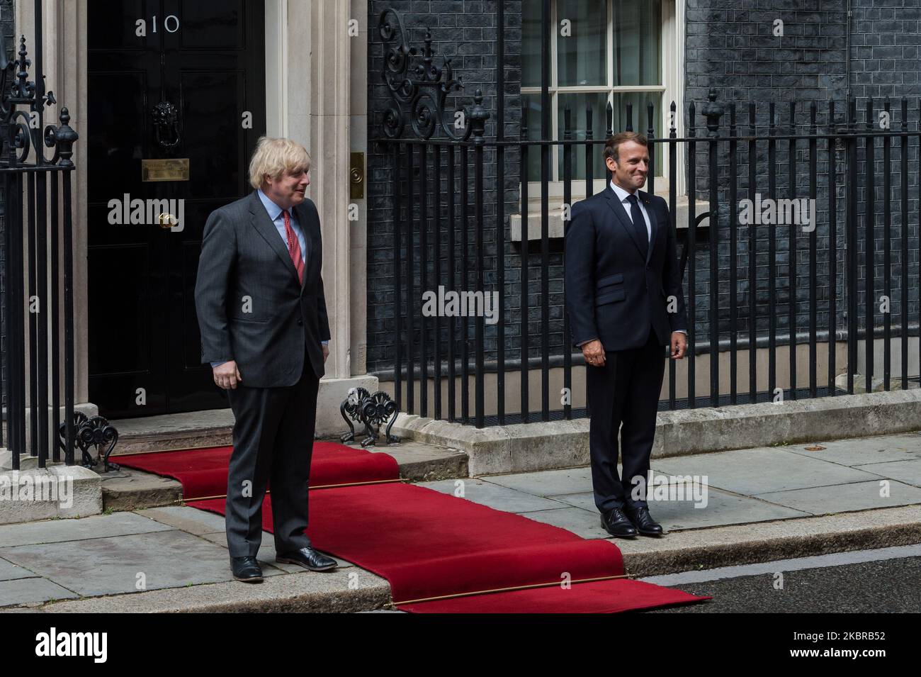 Le Président de la France Emmanuel Macron (R) rencontre le Premier ministre britannique Boris Johnson (L) au 10 Downing Street pour des entretiens bilatéraux le 18 juin 2020 à Londres, en Angleterre. La visite du président français marque le 80th anniversaire de l'appel du général Charles de Gaulle au peuple français pour résister à l'occupation allemande de la France pendant la Seconde Guerre mondiale et intervient à un moment crucial dans les négociations sur le Brexit. (Photo de Wiktor Szymanowicz/NurPhoto) Banque D'Images