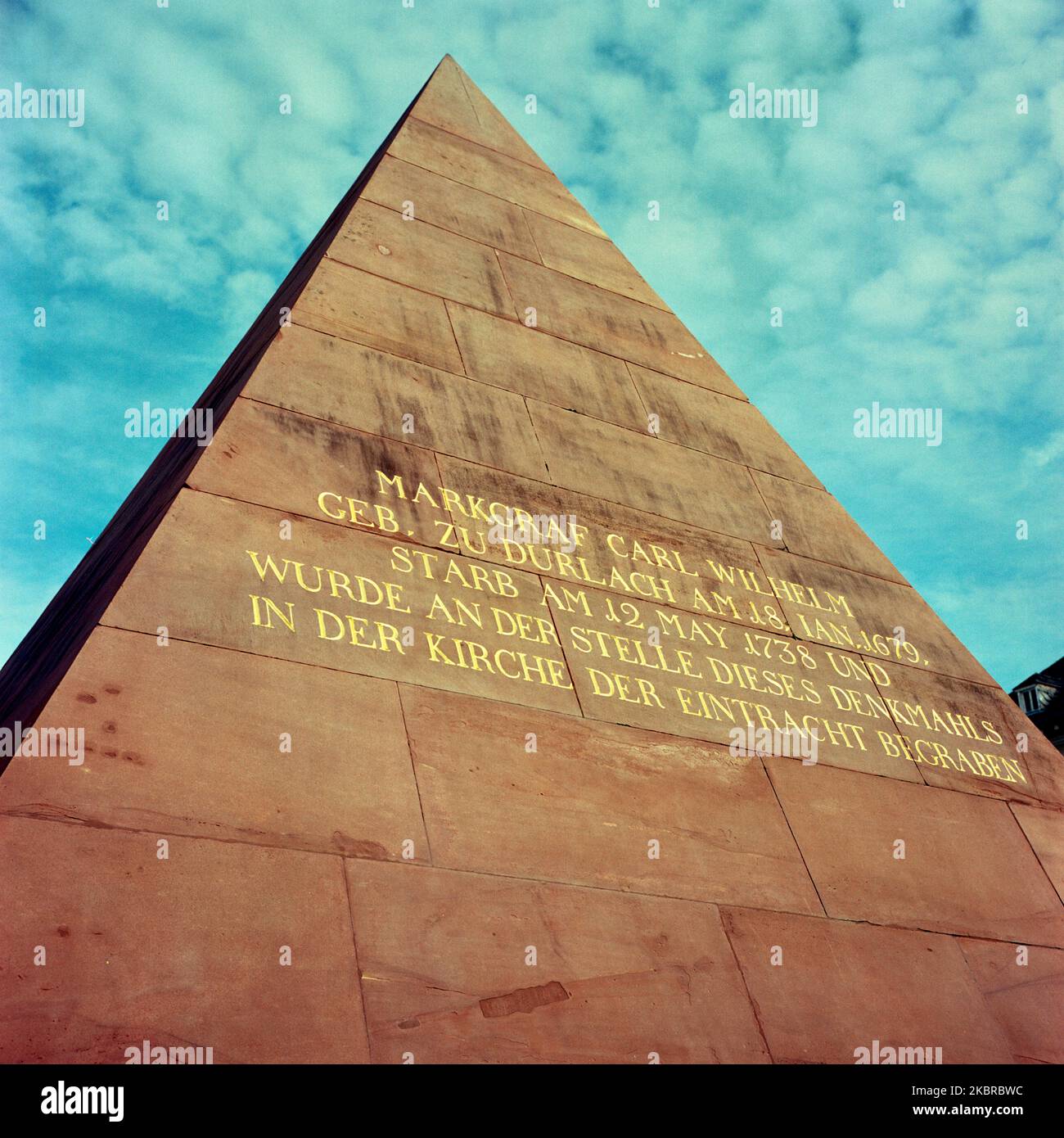 Die Pyramide am Marktplatz ist das Grabmal des Stadtgründers Karl Wilhelm von Baden-Durlach und ein Wahrzeichen der Stadt Karlsruhe Banque D'Images