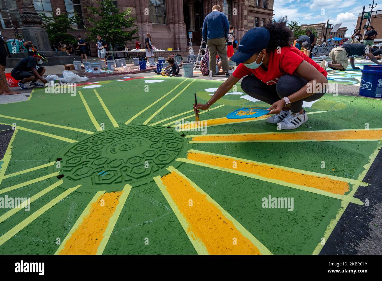 Dix-sept artistes noirs et leurs assistants peignent une peinture murale Black Lives Matter sur la rue Plumb, sur les traces de l'hôtel de ville, jeudi, 18 juin 2020, à Cincinnati, Ohio, États-Unis. (Photo de Jason Whitman/NurPhoto) Banque D'Images