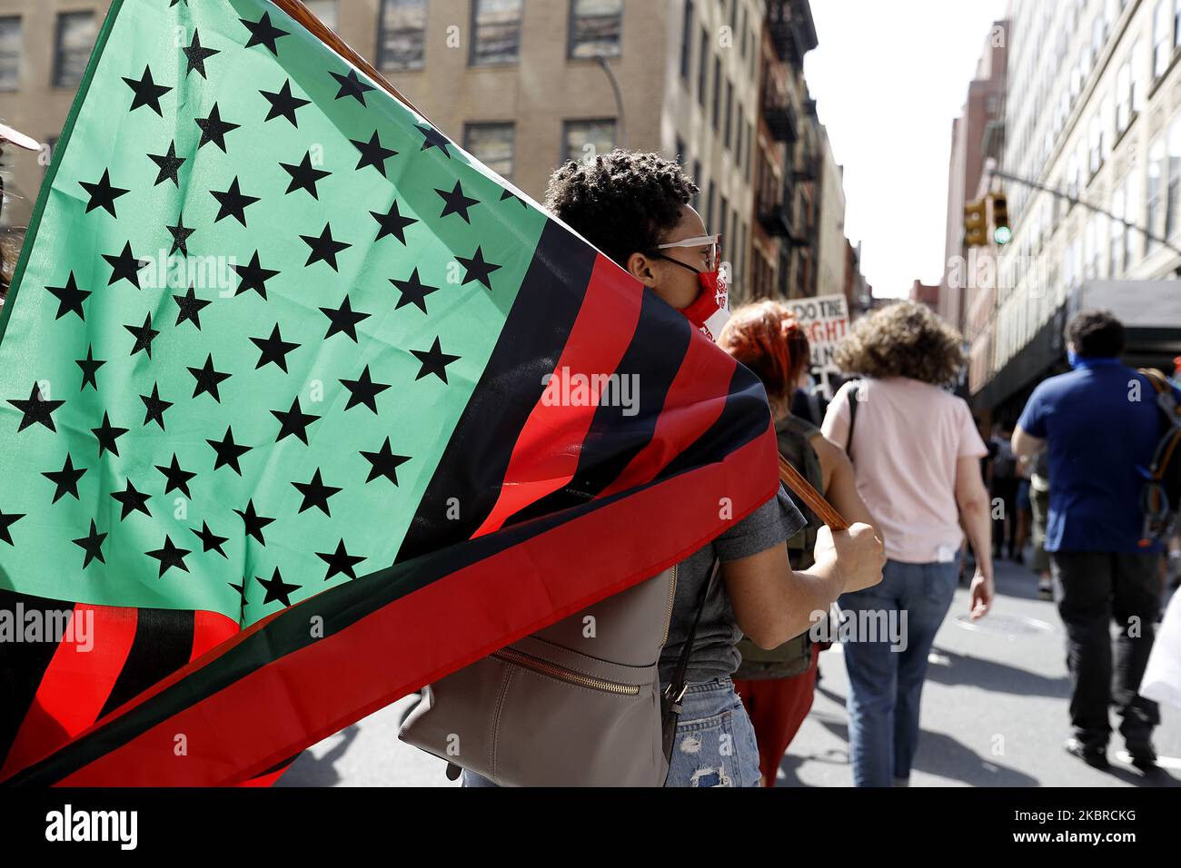 Les gens marchent à travers la ville, et passent près du monument national du sol de Burial africain, à l'occasion du dix-septième anniversaire de 155th à New York, États-Unis, 19 juin 2020. La plus ancienne commémoration nationale de la fin de l'esclavage datant de 19 juin 1865. À cette date, les soldats de l'Union sont arrivés à Galveston, au Texas, et ont annoncé la fin de la guerre civile et que tous les esclaves sont libres conformément à la loi fédérale. (Photo de John Lamparski/NurPhoto) Banque D'Images