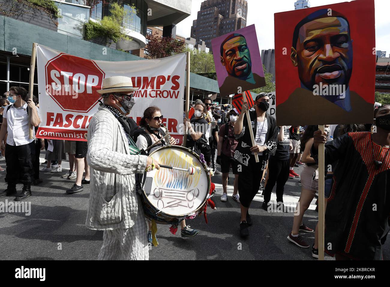 Les gens marchent à travers la ville, et passent près du monument national du sol de Burial africain, à l'occasion du dix-septième anniversaire de 155th à New York, États-Unis, 19 juin 2020. La plus ancienne commémoration nationale de la fin de l'esclavage datant de 19 juin 1865. À cette date, les soldats de l'Union sont arrivés à Galveston, au Texas, et ont annoncé la fin de la guerre civile et que tous les esclaves sont libres conformément à la loi fédérale. (Photo de John Lamparski/NurPhoto) Banque D'Images