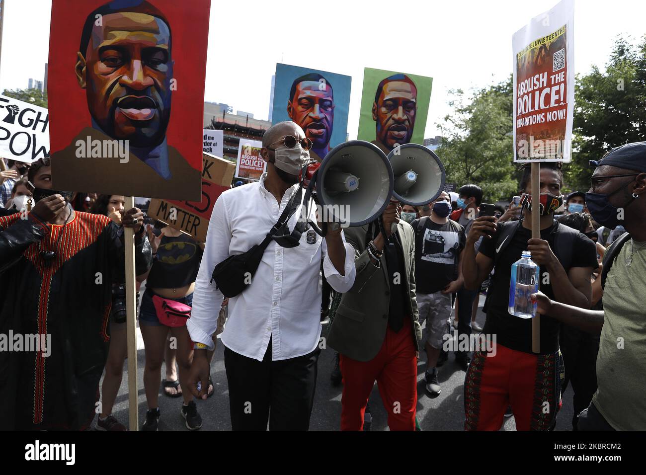 Les gens marchent à travers la ville, et passent près du monument national du sol de Burial africain, à l'occasion du dix-septième anniversaire de 155th à New York, États-Unis, 19 juin 2020. La plus ancienne commémoration nationale de la fin de l'esclavage datant de 19 juin 1865. À cette date, les soldats de l'Union sont arrivés à Galveston, au Texas, et ont annoncé la fin de la guerre civile et que tous les esclaves sont libres conformément à la loi fédérale. (Photo de John Lamparski/NurPhoto) Banque D'Images