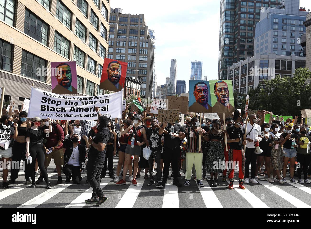 Les gens marchent à travers la ville, et passent près du monument national du sol de Burial africain, à l'occasion du dix-septième anniversaire de 155th à New York, États-Unis, 19 juin 2020. La plus ancienne commémoration nationale de la fin de l'esclavage datant de 19 juin 1865. À cette date, les soldats de l'Union sont arrivés à Galveston, au Texas, et ont annoncé la fin de la guerre civile et que tous les esclaves sont libres conformément à la loi fédérale. (Photo de John Lamparski/NurPhoto) Banque D'Images