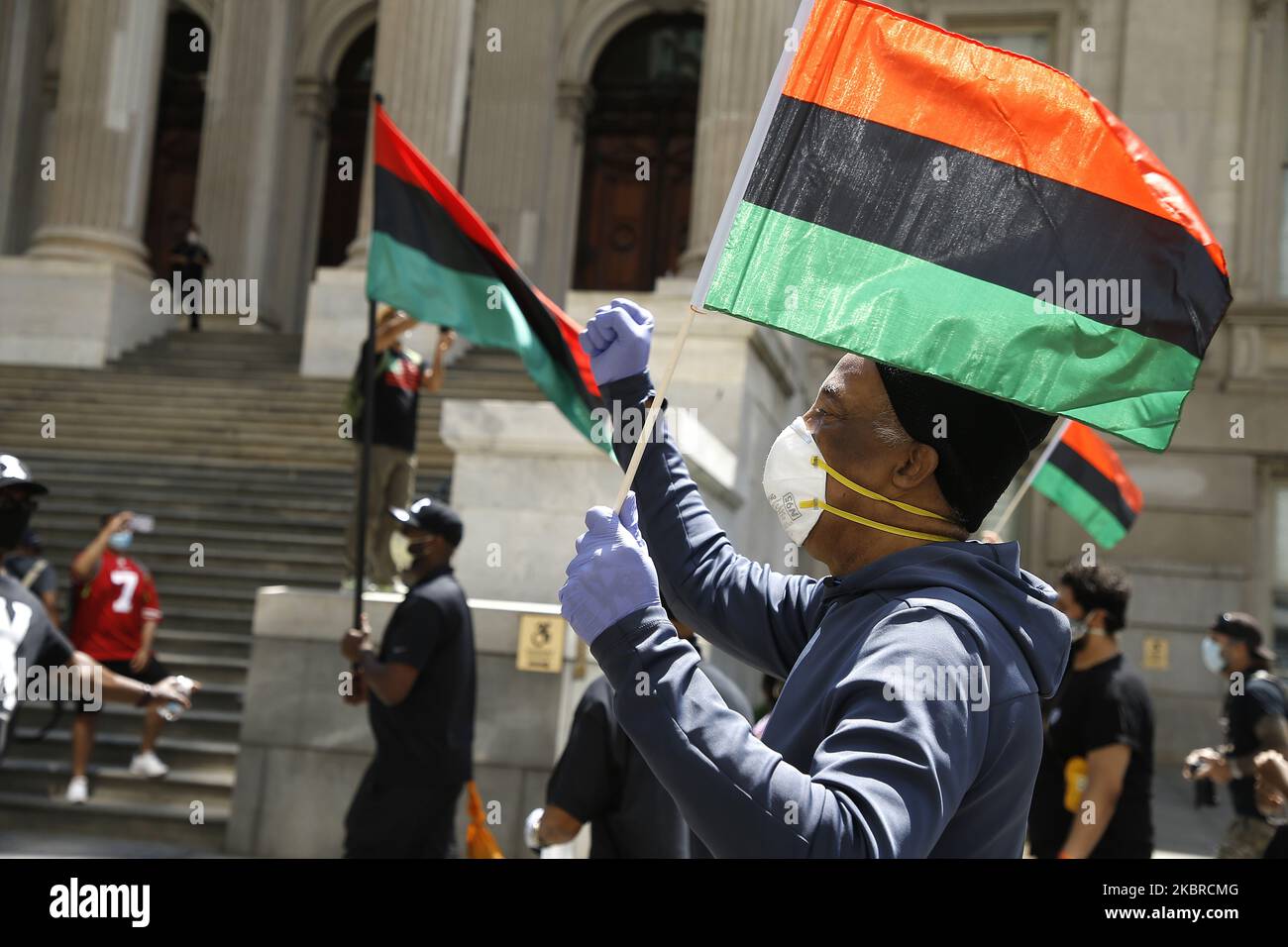 Les gens marchent à travers la ville, et passent près du monument national du sol de Burial africain, à l'occasion du dix-septième anniversaire de 155th à New York, États-Unis, 19 juin 2020. La plus ancienne commémoration nationale de la fin de l'esclavage datant de 19 juin 1865. À cette date, les soldats de l'Union sont arrivés à Galveston, au Texas, et ont annoncé la fin de la guerre civile et que tous les esclaves sont libres conformément à la loi fédérale. (Photo de John Lamparski/NurPhoto) Banque D'Images