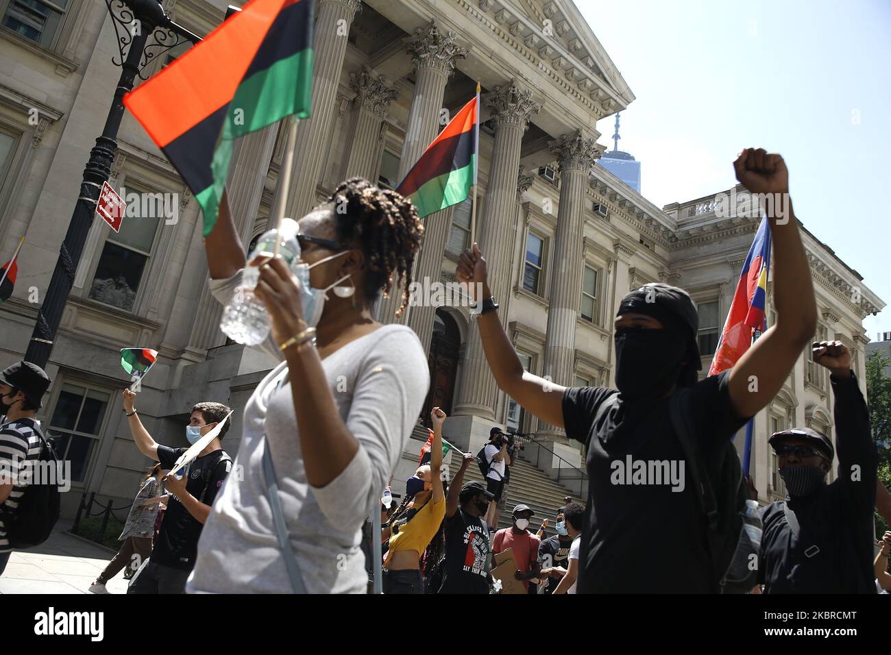 Les gens marchent à travers la ville, et passent près du monument national du sol de Burial africain, à l'occasion du dix-septième anniversaire de 155th à New York, États-Unis, 19 juin 2020. La plus ancienne commémoration nationale de la fin de l'esclavage datant de 19 juin 1865. À cette date, les soldats de l'Union sont arrivés à Galveston, au Texas, et ont annoncé la fin de la guerre civile et que tous les esclaves sont libres conformément à la loi fédérale. (Photo de John Lamparski/NurPhoto) Banque D'Images