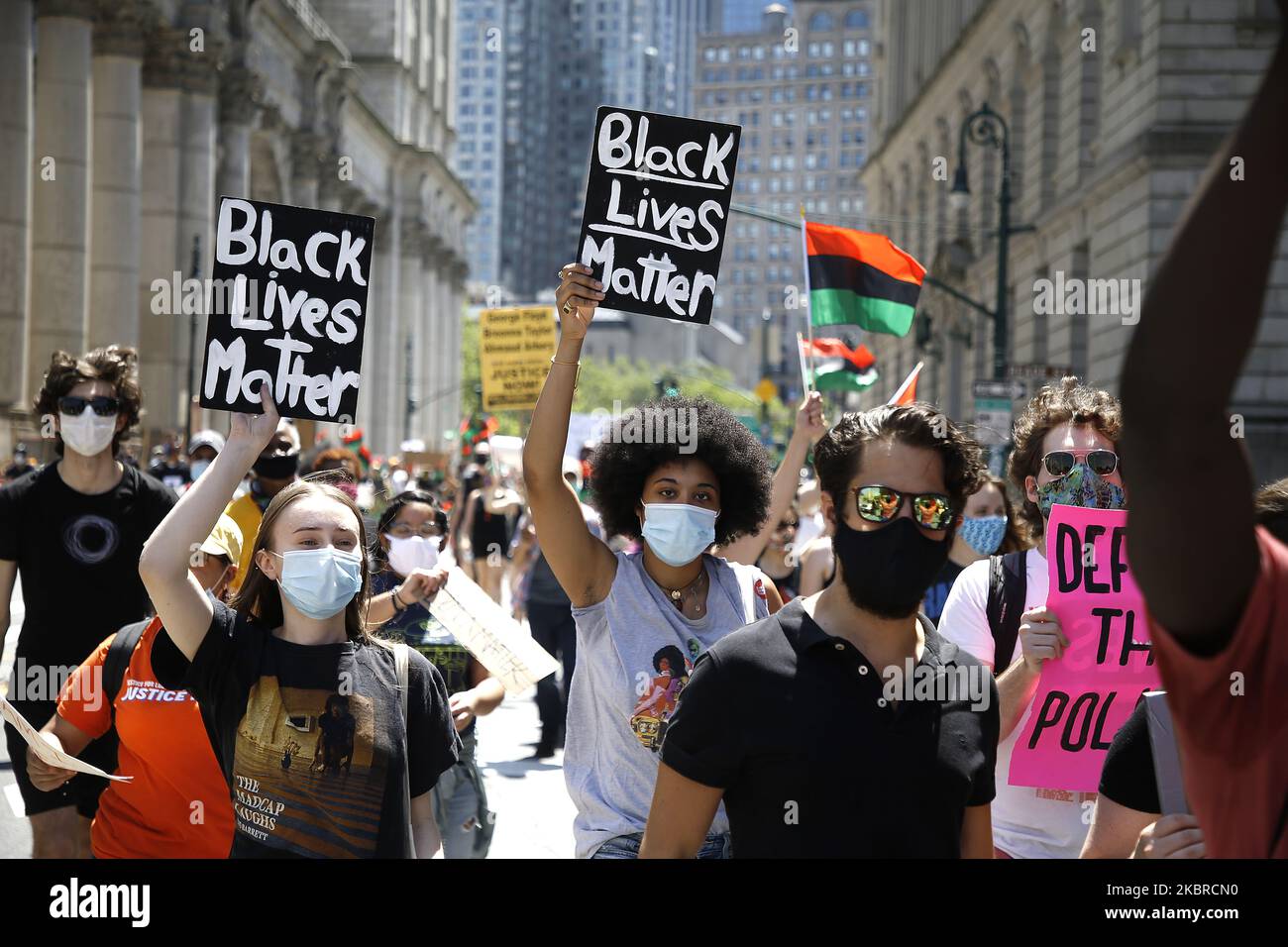 Les gens marchent à travers la ville, et passent près du monument national du sol de Burial africain, à l'occasion du dix-septième anniversaire de 155th à New York, États-Unis, 19 juin 2020. La plus ancienne commémoration nationale de la fin de l'esclavage datant de 19 juin 1865. À cette date, les soldats de l'Union sont arrivés à Galveston, au Texas, et ont annoncé la fin de la guerre civile et que tous les esclaves sont libres conformément à la loi fédérale. (Photo de John Lamparski/NurPhoto) Banque D'Images