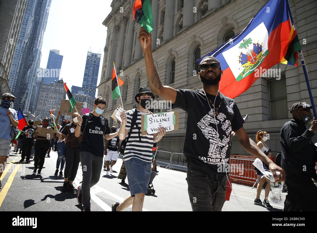 Les gens marchent à travers la ville, et passent près du monument national du sol de Burial africain, à l'occasion du dix-septième anniversaire de 155th à New York, États-Unis, 19 juin 2020. La plus ancienne commémoration nationale de la fin de l'esclavage datant de 19 juin 1865. À cette date, les soldats de l'Union sont arrivés à Galveston, au Texas, et ont annoncé la fin de la guerre civile et que tous les esclaves sont libres conformément à la loi fédérale. (Photo de John Lamparski/NurPhoto) Banque D'Images