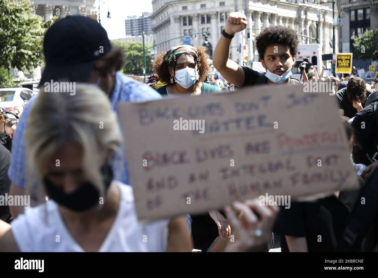 Les gens marchent à travers la ville, et passent près du monument national du sol de Burial africain, à l'occasion du dix-septième anniversaire de 155th à New York, États-Unis, 19 juin 2020. La plus ancienne commémoration nationale de la fin de l'esclavage datant de 19 juin 1865. À cette date, les soldats de l'Union sont arrivés à Galveston, au Texas, et ont annoncé la fin de la guerre civile et que tous les esclaves sont libres conformément à la loi fédérale. (Photo de John Lamparski/NurPhoto) Banque D'Images