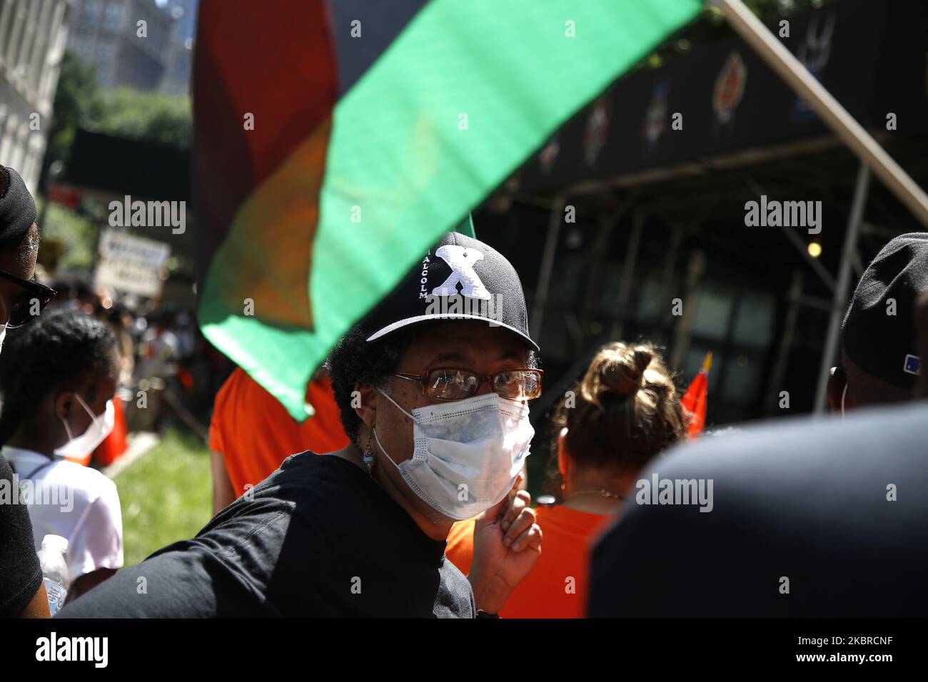 Les gens marchent à travers la ville, et passent près du monument national du sol de Burial africain, à l'occasion du dix-septième anniversaire de 155th à New York, États-Unis, 19 juin 2020. La plus ancienne commémoration nationale de la fin de l'esclavage datant de 19 juin 1865. À cette date, les soldats de l'Union sont arrivés à Galveston, au Texas, et ont annoncé la fin de la guerre civile et que tous les esclaves sont libres conformément à la loi fédérale. (Photo de John Lamparski/NurPhoto) Banque D'Images