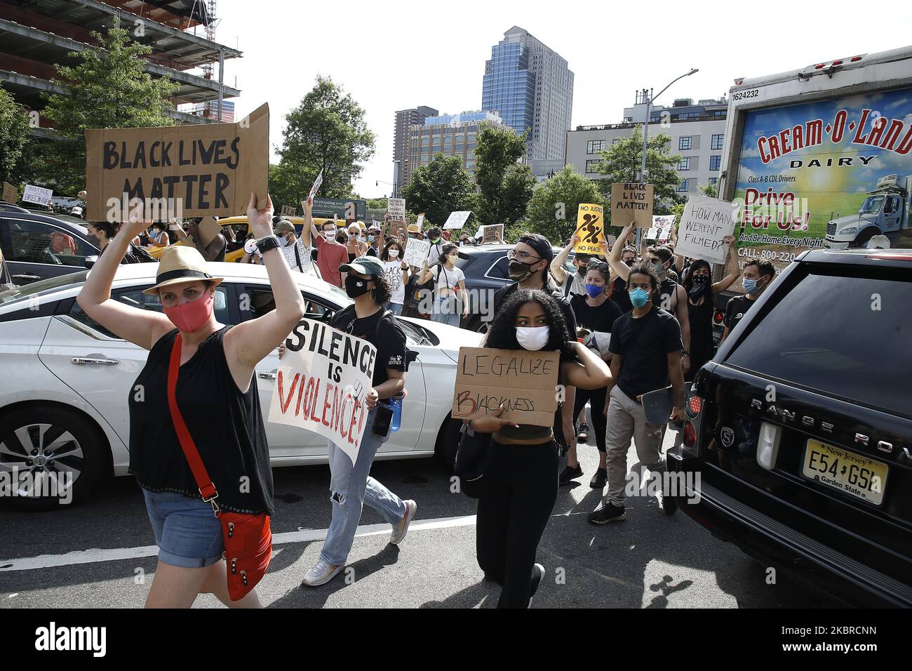 Les gens marchent à travers la ville, et passent près du monument national du sol de Burial africain, à l'occasion du dix-septième anniversaire de 155th à New York, États-Unis, 19 juin 2020. La plus ancienne commémoration nationale de la fin de l'esclavage datant de 19 juin 1865. À cette date, les soldats de l'Union sont arrivés à Galveston, au Texas, et ont annoncé la fin de la guerre civile et que tous les esclaves sont libres conformément à la loi fédérale. (Photo de John Lamparski/NurPhoto) Banque D'Images