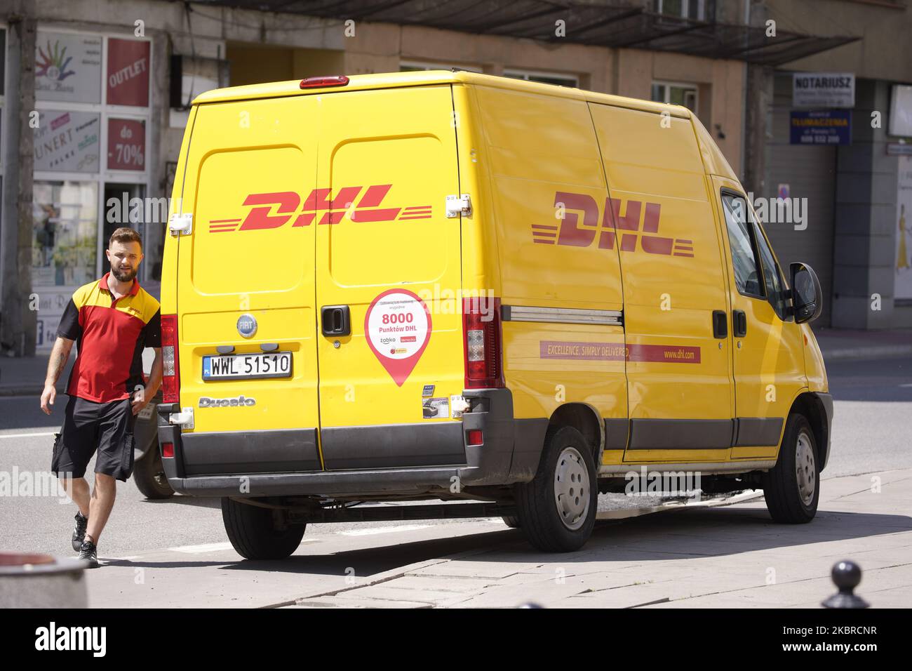 Un minibus de livraison de colis DHL est vu sur 19 juin 2020 à Varsovie, en Pologne. (Photo de Jaap Arriens/NurPhoto) Banque D'Images